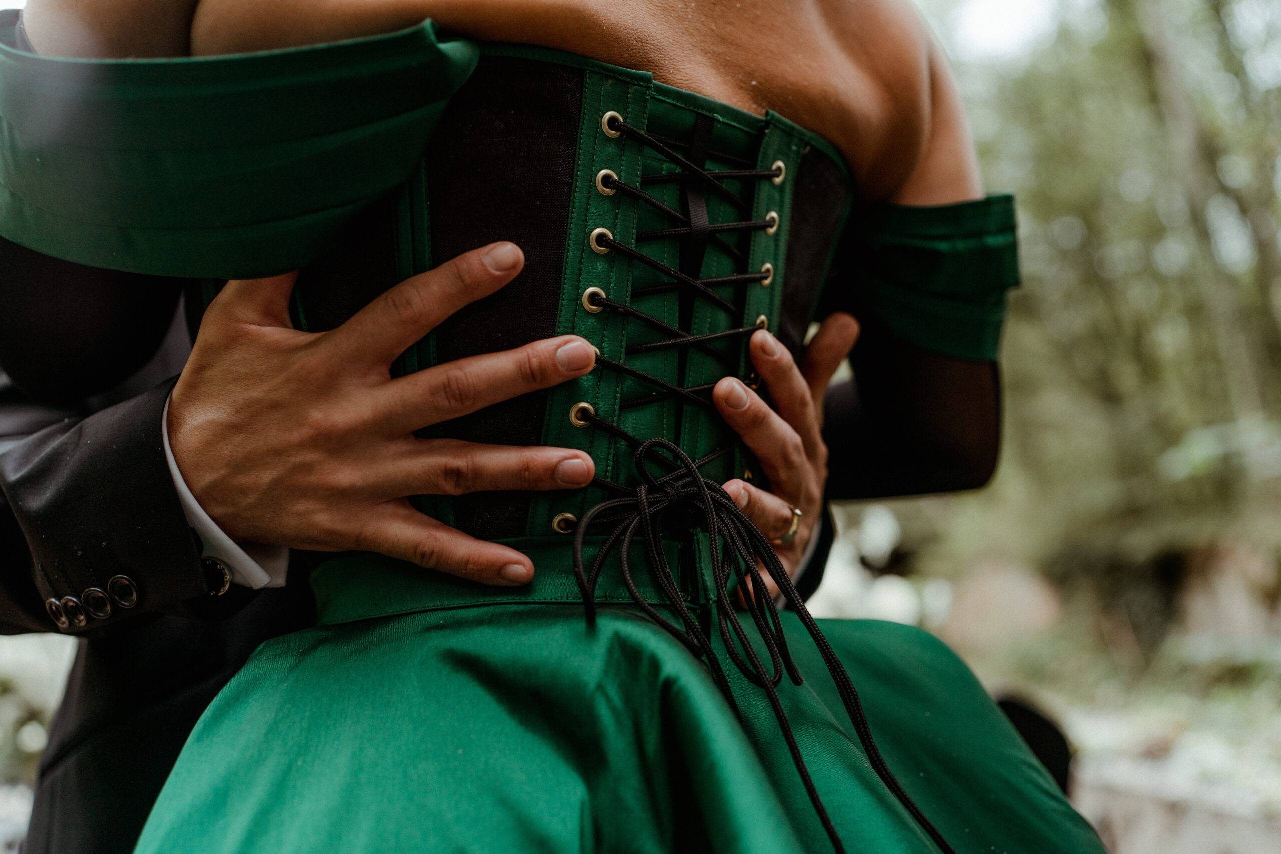 Dans un parc, vêtu de son pantalon bouffant blanc, de sa chemise en dentelle à lavallière blanche et dorée et de son chapeau blanc aux détails doré, Grelot lève bien haut son ustensile de création de bulle dans l’espoir de créer la plus grande bulle possible. Evitant la création de Grelot, Plume regarde avec admiration le travail de son collègue. Elle porte une jupe mi longue blanche sur plusieurs épaisseurs de jupons, blanc eux aussi. Elle porte également un haut en dentelle blanc couvert d’un boléro blanc en fourrure. Au milieu de ses cheveux bouclés, se trouve un petit chapeau, blanc lui aussi, tout en dentelle. 