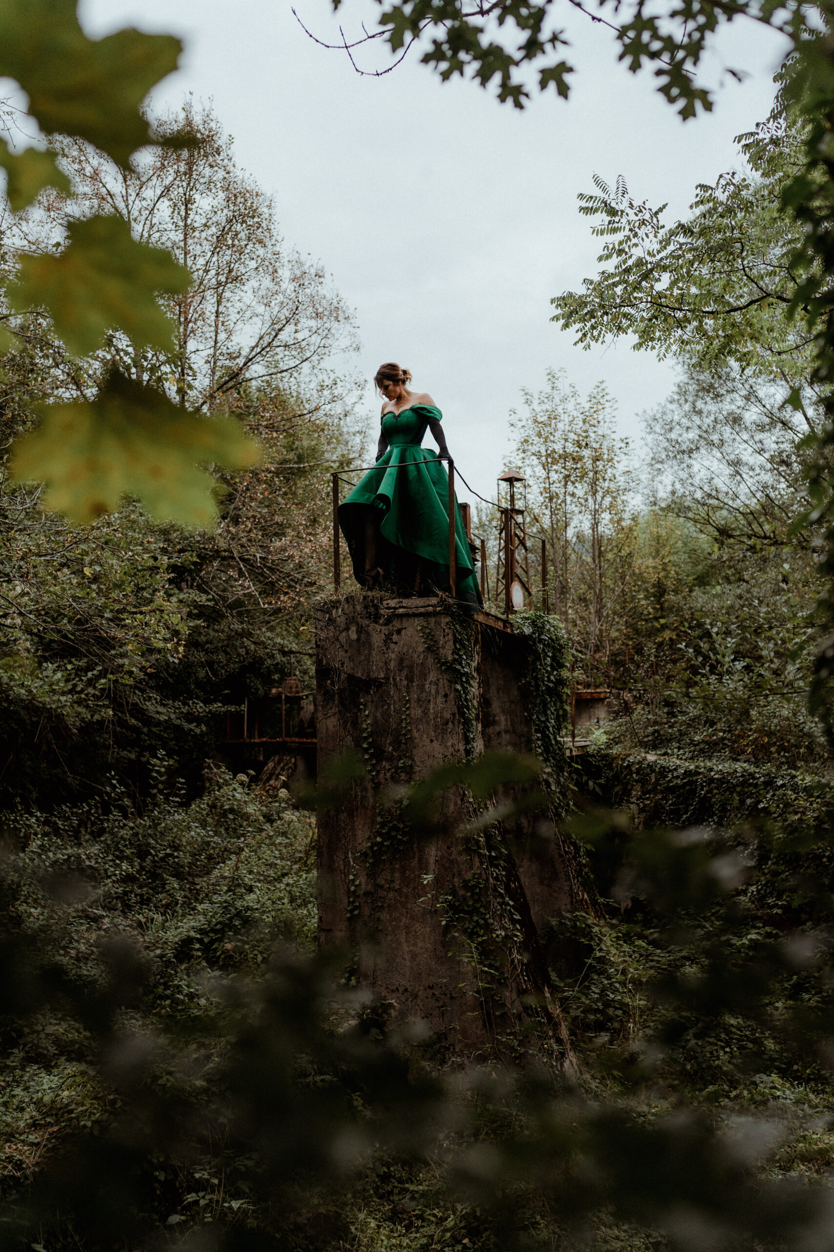 Assis sur le rebord d’une fenêtre, Plume et grelot se regardent, complicité dans leurs regards et malice dans leurs sourire. A gauche de l’image se trouve Grelot qui tient dans sa main droite un sceptre décoré de rubans blancs et de grelots dorés. On distingue quelques détails dorés sur son pantalon blanc ainsi que sur sa chemise en dentelle blanche. Une imposante lavallière trône sur son torse. Son chapeau, blanc également, et couverts de fleurs blanches et de grelots. A droite de l’image, il y a Plume. Elle est vêtue d’une jupe bouffante, de mitaine en satin, d’un petit haut en dentelle, d’un boléro en fourrure etd’un petit chapeau en dentelle. Le tout en blanc, bien évidemment. 